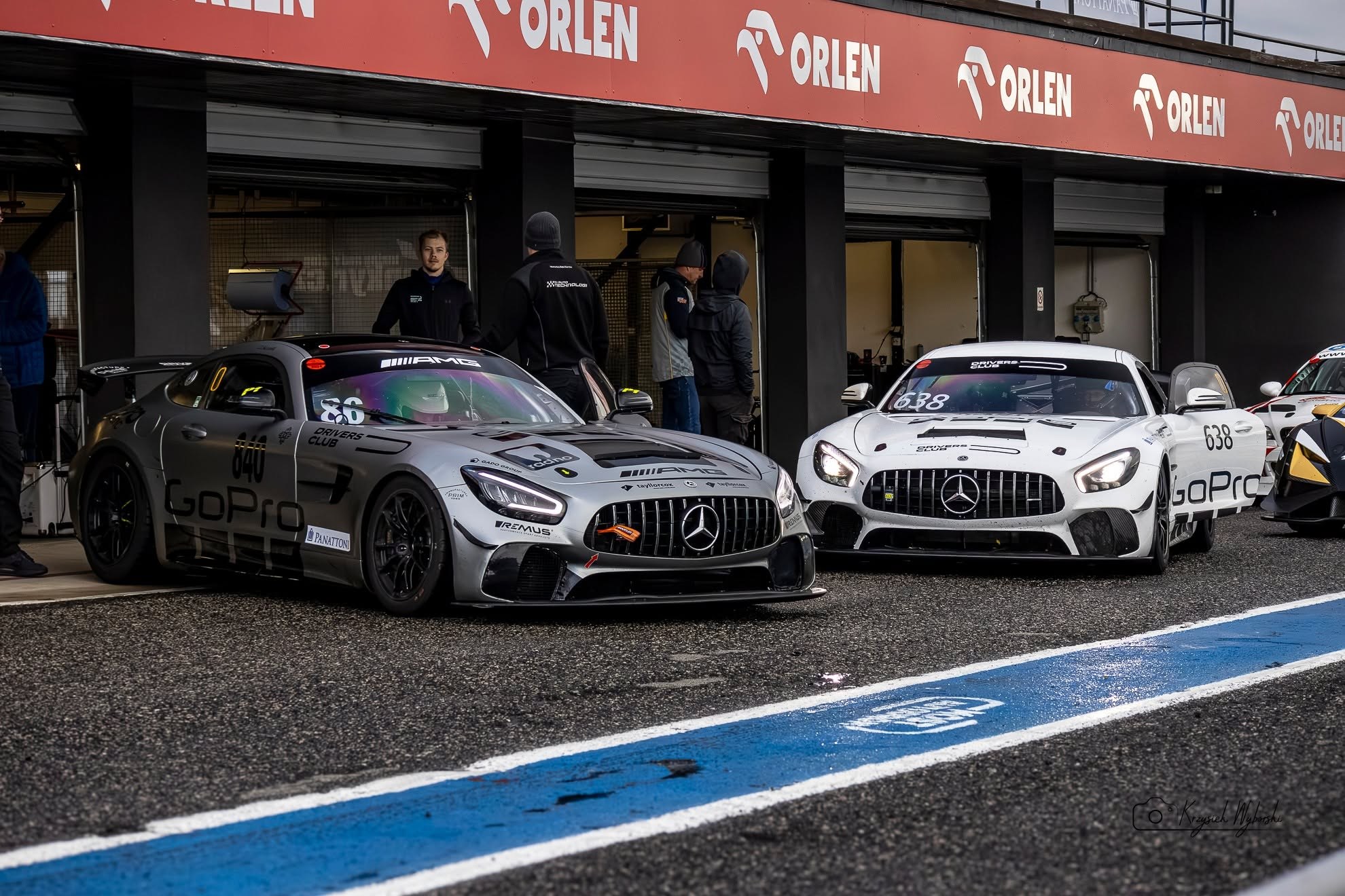 Dva závodní vozy Mercedes-AMG v boxech Autodromu Most
